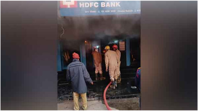 Fire in HDFC Bank | दिल्ली में HDFC Bank के ब्रांच में लगी भीषण आग, फायर ब्रिगेड की 9 गाड़ियां मौके पर, दस्तावेज जलकर हुए खाक